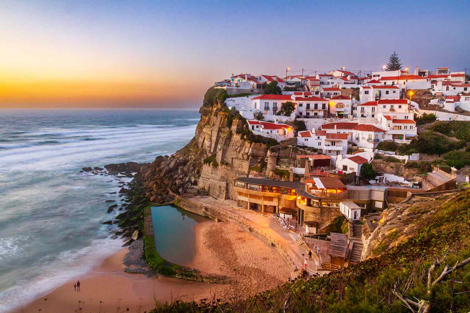 Academic Jobs The picturesque landscape of Lisbon with the iconic São Jorge Castle overlooking the city, symbolizing the blend of historical richness and educational excellence.